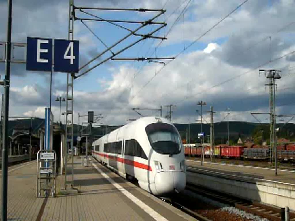 ICE 1573 nach Bamberg verlsst Saalfeld (Saale) auf Gleis 4. Laut Wagenstandanzeiger mssten auch die ICEs mit einem Zugteil bis zum Bahnsteigende fahren, was aber sinnlos ist - wie dieser Tfzf wohl erkannt hat! (29.08.2009)
