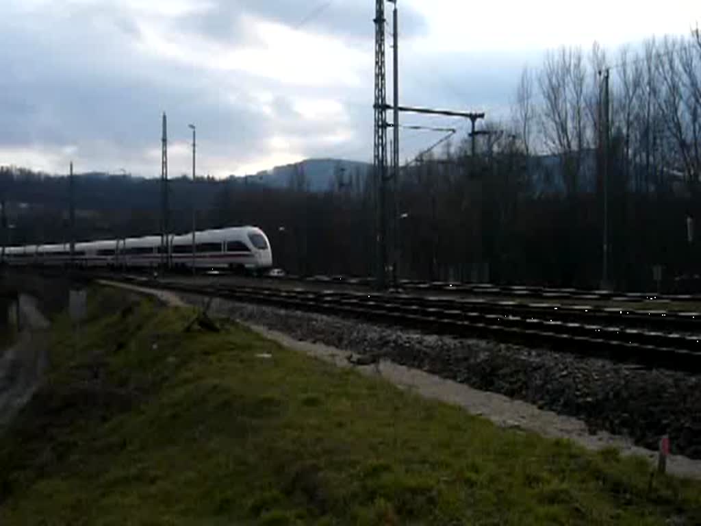 ICE 1716 erreicht einigermaen pnktlich den Bahnhof Saalfeld (Saale). (Das Video entstand am Rand einer Gartenanlage am Gterbahnhof.) (09.02.2009)
