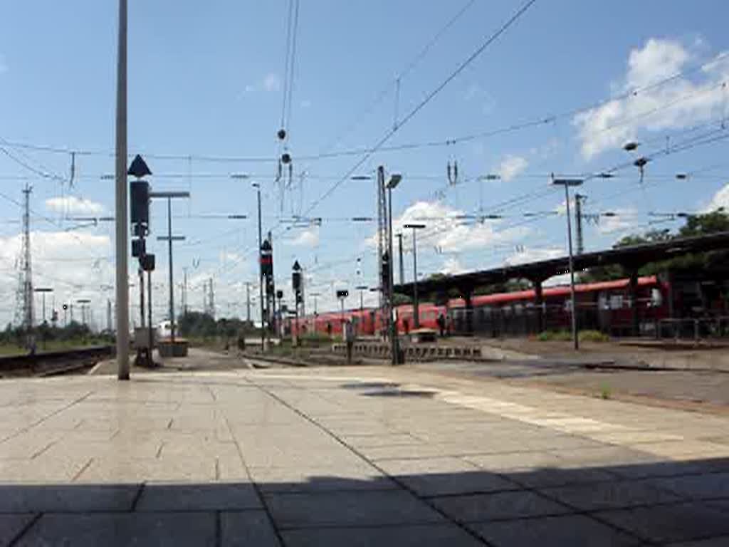 ICE 272 nach Berlin Ostbahnhof im Karlsruher Hbf bei der Einfahrt gefilmt. Am 16.06.07