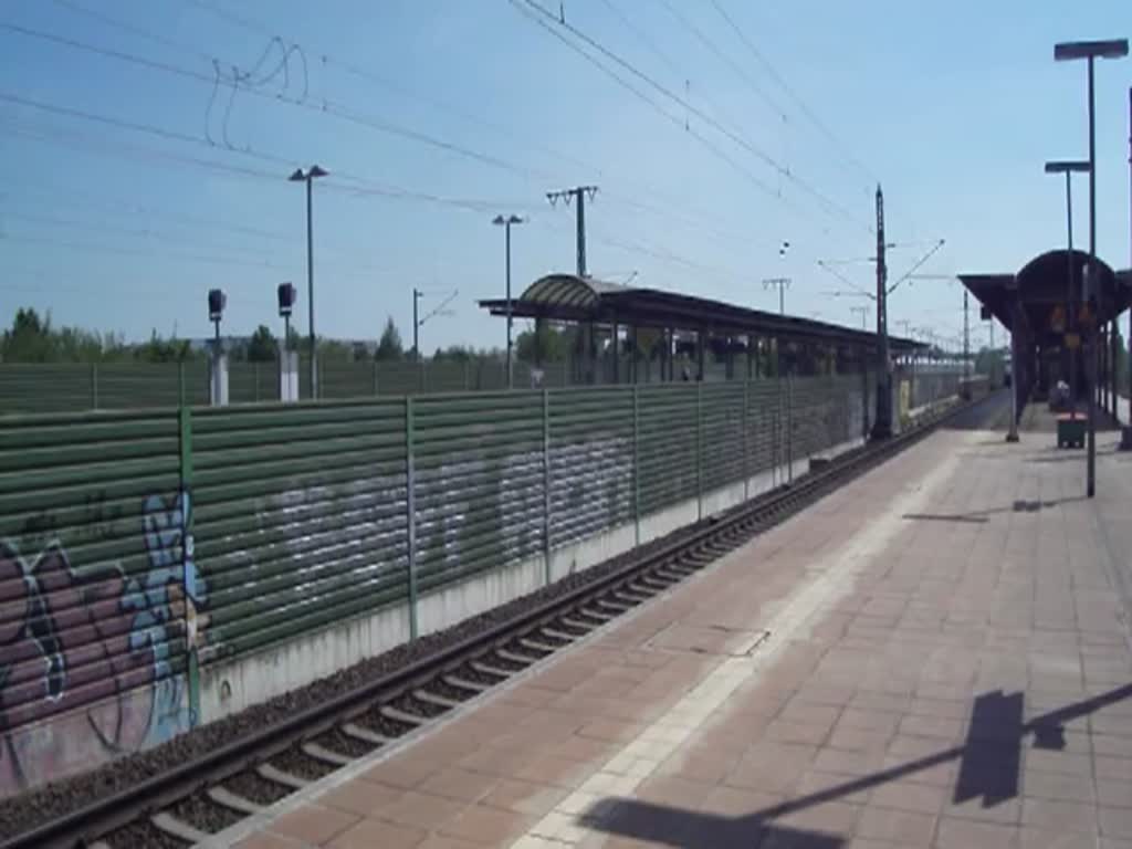 ICE 890 parallelfahrt IC 2036 sind vor wenigen Minuten von Leipzig Hbf losgefahren und durchfahren hier den Bahnhof Leipzig/Messe.Der ICE 890 fhrt nach Hamburg-Altona und der IC 2036 fhrt nach Norddeich Mole.Aufgenommen am 06.05.2011 in Leipzig