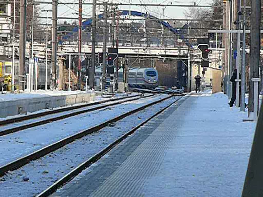 ICE Frankfurt - Bruxelles-Midi rauscht mit 100 km/h durch den Bhf von Welkenraedt. Links erkennt man die abgestellte 1601 und rechts auf dem Bahnsteig zwei weitere  schussbereite  Bahnfotografen. Aufgenommen am 11/01/2009
