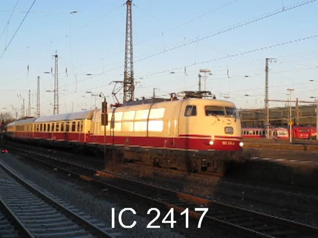 Im letzten Sonnenlicht des 6. Mrz 2011 fhrt der historische IC als IC 2417 mit 103 235 durch Wanne-Eickel Hbf.
