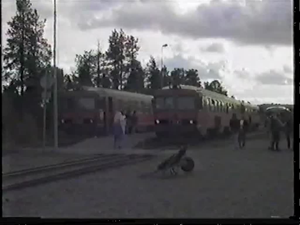 In Sorselle kreuzen sich am 1. September 1992 der Zug 3471 (Y1 1359 u. weiterer Y1) von Gllivare nach stersund mit dem Gegenzug 3470 (Y1 1300 u. weiterer Y1). Ein weiteres Gleis ist mit der Triebwageneinheit aus Y6 - Y8 besetzt. 