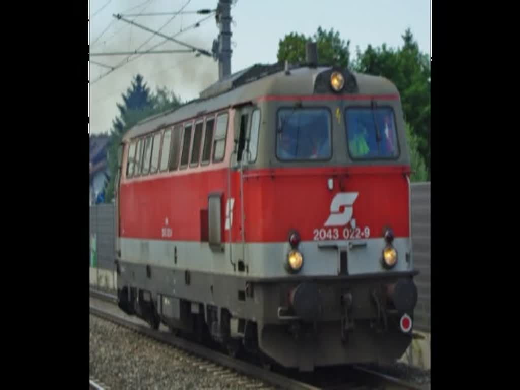 In Taxham an der S-Bahnstation begegnete uns die alte Dame 2043 022-9 in Fahrtrichtung Salzburg. Aufgenommen am 12.07.2010