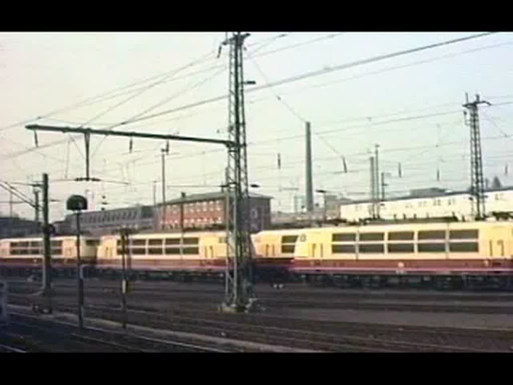 Jede Menge Lok´s in der 103-Hochburg Bw Frankfurt/Main. Der Film endet mit ausfahrendem ICE1 Vollzug + IC.
