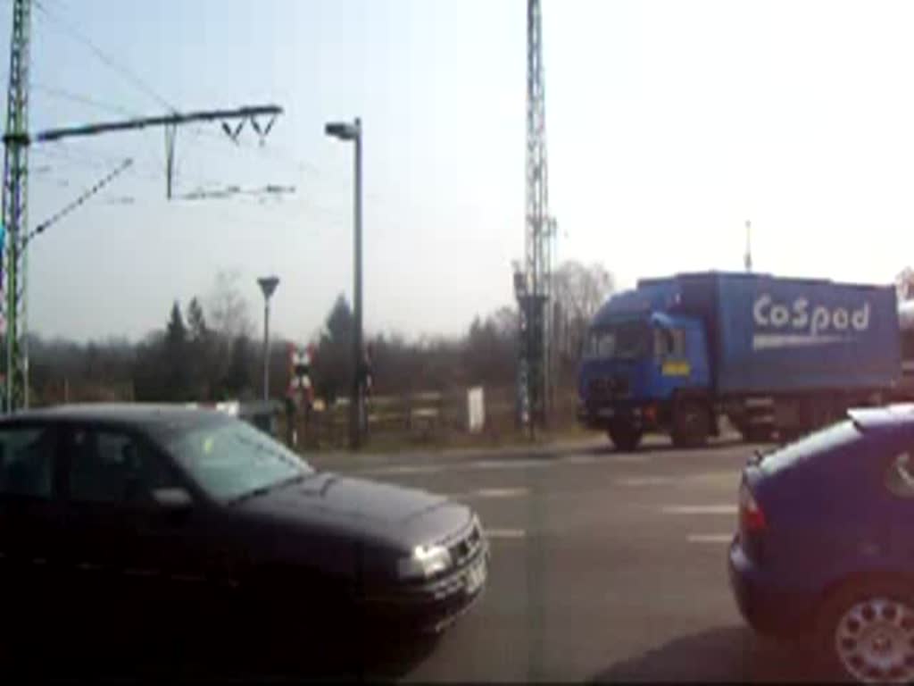 Kurz vor dem Bahnhof Lbbenau/Spreewald fhrt der RE2 aus Cottbus nach Wittenberge/Wismar ein. 
Datum: 30.12.2005 