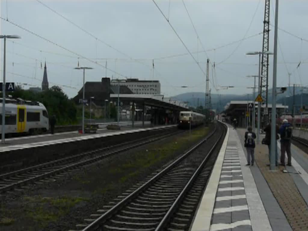 Lok 103 184-8 verlsst mit dem Rheingold am 25.06.2011 den Bahnhof von Koblemz im Richtung Kln.