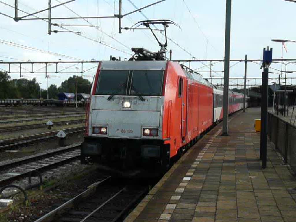 Lok 186 120 verlsst mit ihrem Zug, am morgen des 05.09.09, den Bahnhof von  Roosendaal in Richtung Antwerpen. Am Ende des Zuges luft eine Lok der gleichen BR kalt mit.