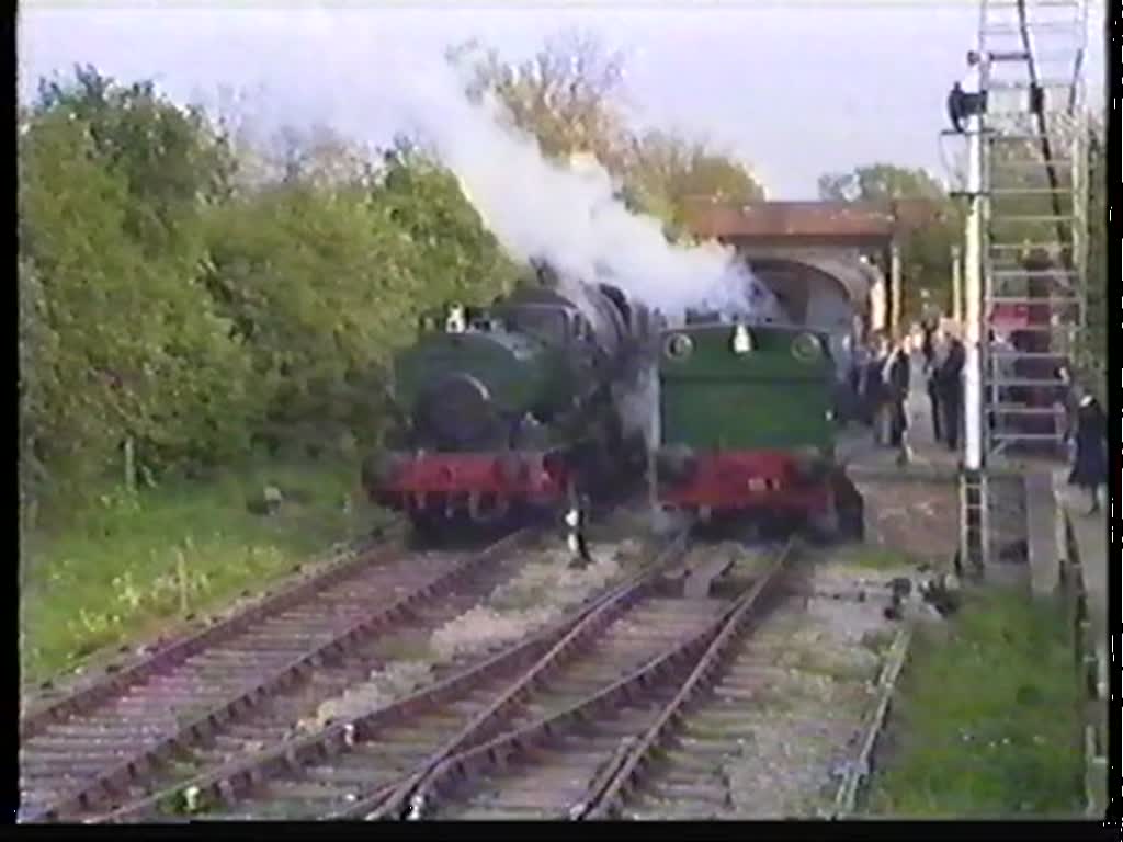 Lokwechsel bei der Swindon und Cricklade Railway am 7. Mai 1990 in Blunsdon.
