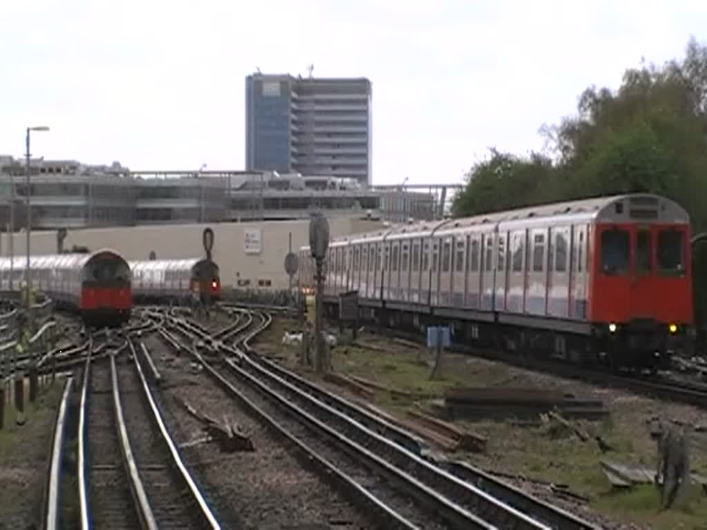London Tube, Ealing Common - reger Zugverkehr am 10.4.2012
