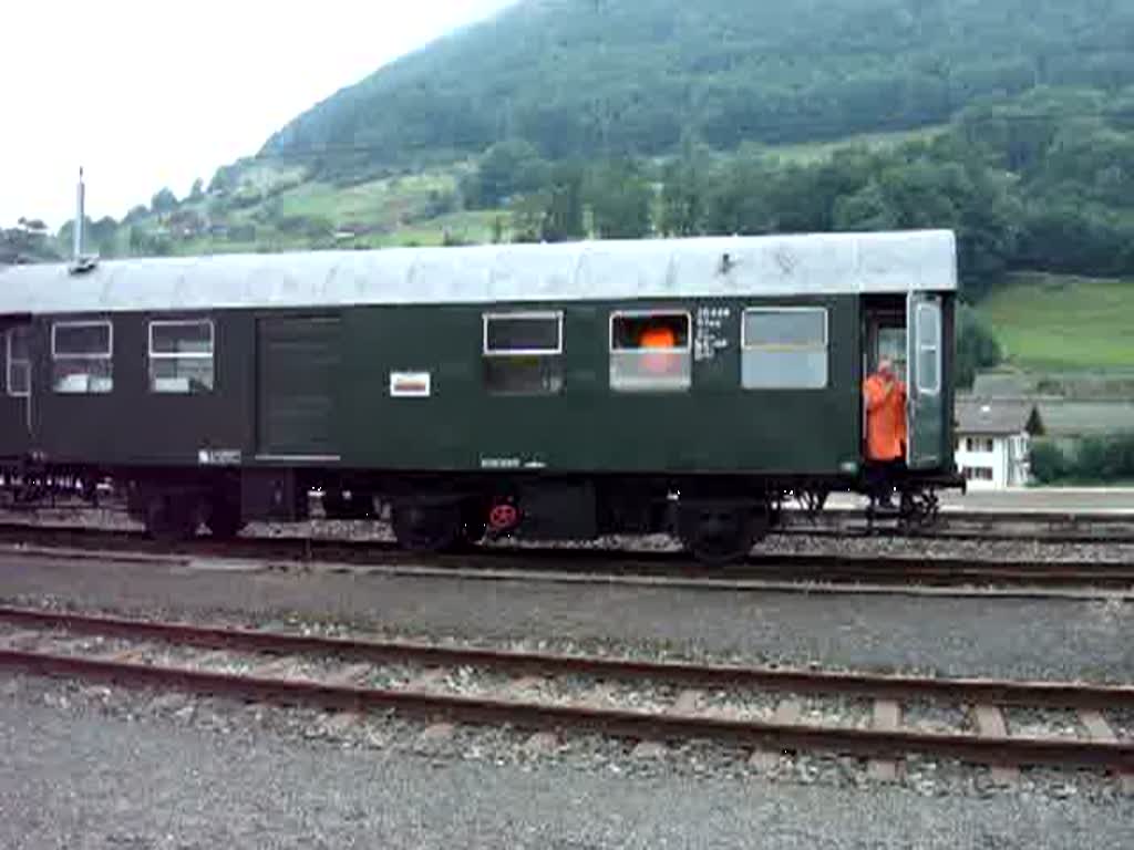 (M)ein Beitrag zu 125 Jahre Gottardbahn:Die Historische Lok BT 14 schiebt einen Extrazug rckwrts. Auf dem Nebengleis zieht eine Re 482 einen Gterzug vorbei.In Schwyz am 2.06.2007