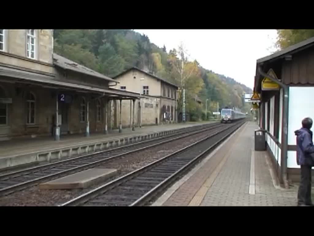 Mit 371 002 ist am 27.10.2011 ein EC in Richtung Tschechien unterwegs. Anschlieend trifft der S-Bahn Zug nach Dresden ein. Gesehen am Bahnhof Krippen.
