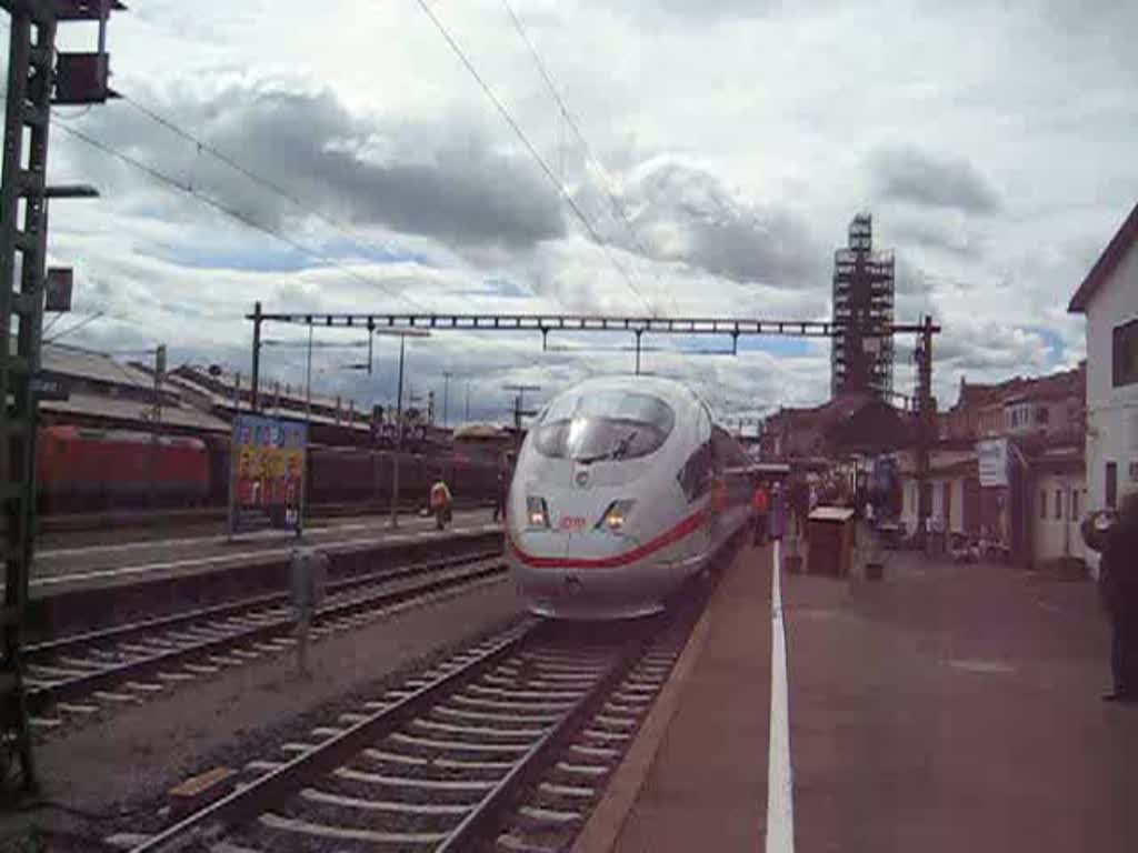 Mit einem lauten Pfeifen verabschiedet sich der frisch getaufte ICE (403 035) aus dem Bahnhof Konstanz.
