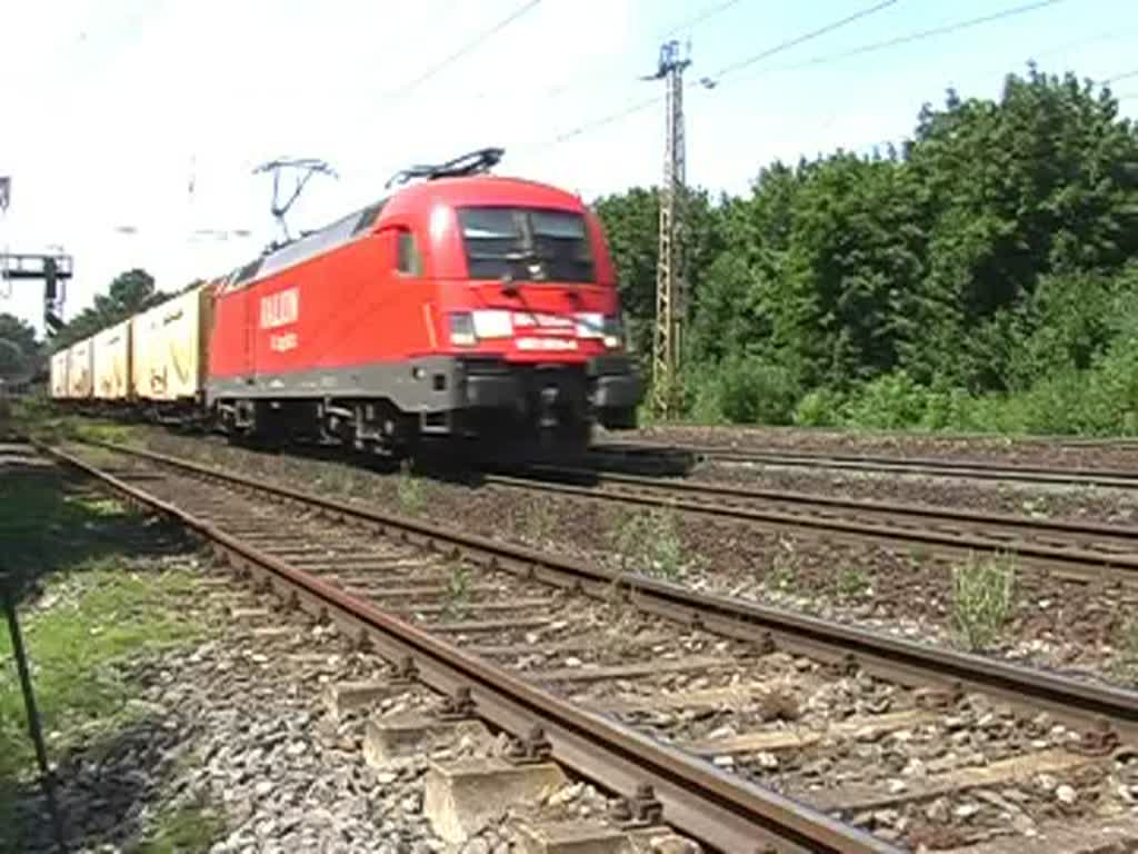 Mit einen gemischten Gterzug erreicht 182 003-4 die Stadt Frth / Bayern aus Richtung Wrzburg kommend am 30. Juli 2008.