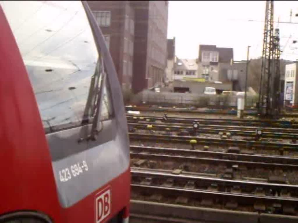 Nach der Bahnhofsausfahrt wollte ich 101 037  ARD Buffet  mal in Fahrt filmen. Leider schob sich wenige Sekunden davor eine S-Bahn der Br 423 ins Bild und da ich schon am Bahnsteigende stand war ein ausweichen nicht mglich.