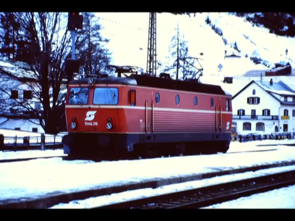 ÖBB 1044 mit Schnellzügen in St. Anton am Arlberg im Winter mitte der 1970er Jahre.