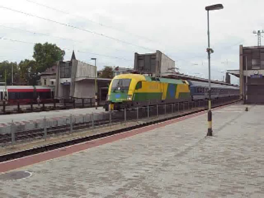 Personenzug mit Taurus-Lokomotive der Raaberbahn (1047 504-4) verlt den Bahnhof Gyr Richtung Budapest. Leider kommt die beachtliche Beschleunigung und das damit verbundene enorme Leistungspotential der Taurus-Lok nicht so richtig zum Ausdruck (4.10.2008).