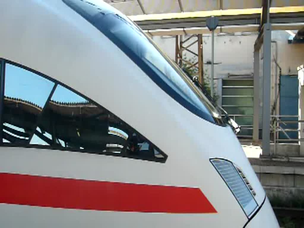 Pnktlich verlsst ICE 1505 am 13.06.2009 im Doppelpack den Hbf Naumburg (Saale) auf Gleis 2, um nach Mnchen Hbf zu fahren. Kaum ist er ausgefahren, fhrt eine RB von Eisenach zur Weiterfahrt nach Halle (Saale) Hbf auf Gleis 1 ein.