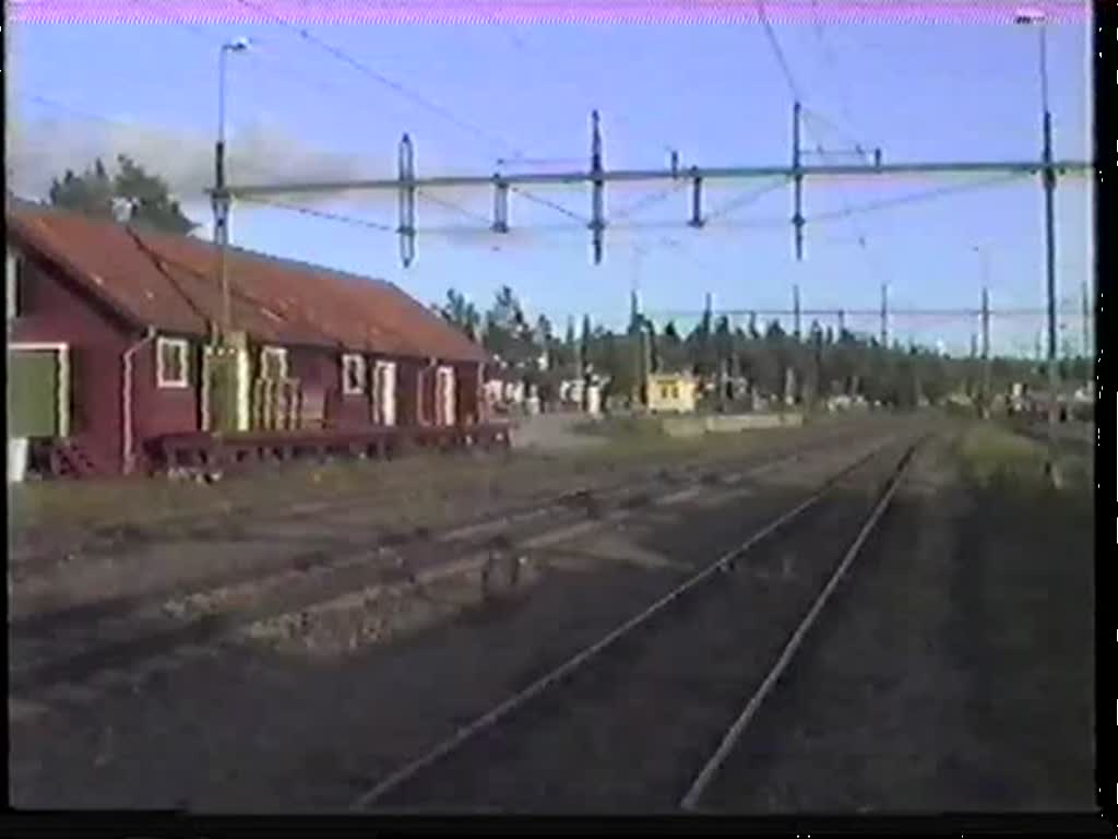 Rc 4 (?) fhrt am 30. August 1992 mit Schnellzug in Richtung stersund durch Brunflo.