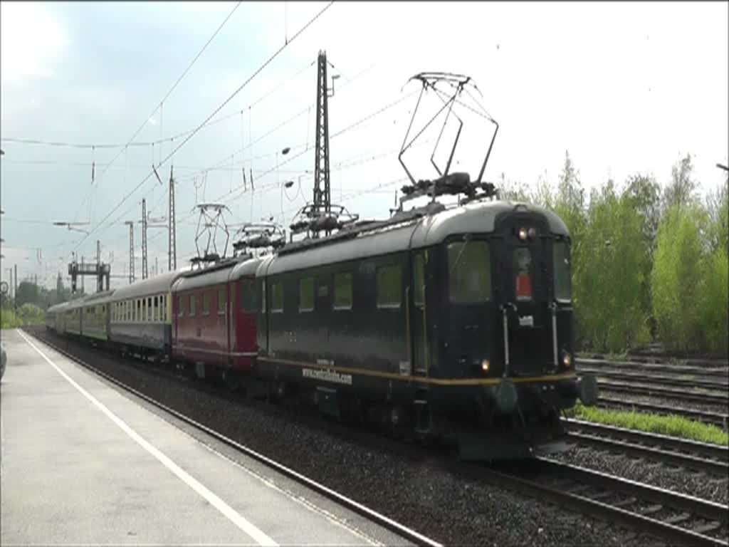 Re 4/4 I 10008 und 10019 mit Eurostrand Fun-Express bei sonntglichen Rckfahrten durch Bochum. 