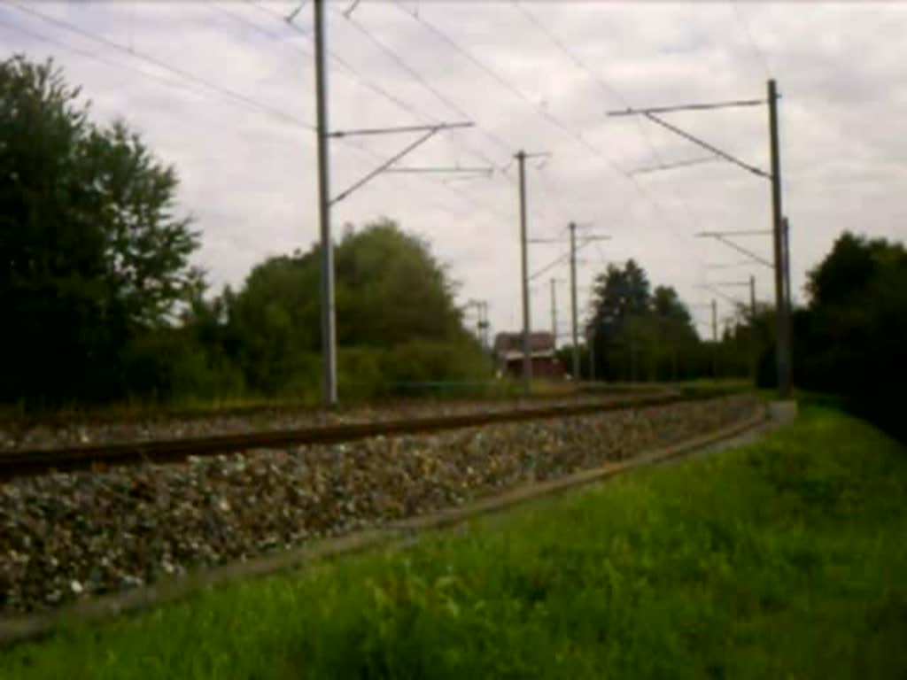Re 4/4  legt sich mit einer Cisalpino/FS Garnitur als EC 175 Schaffhausen - Livorno Centrale in Altenburg-Rheinau in die Kurve. 14.08.08
