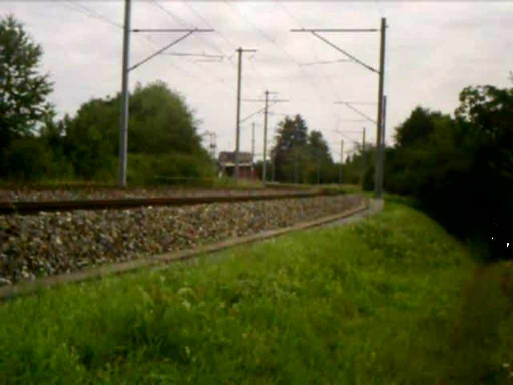 Re 460 077-1 schiebt ihren IR 2568 Bern - Schaffhausen durch Altenburg-Rheinau(CH). 14.08.08
