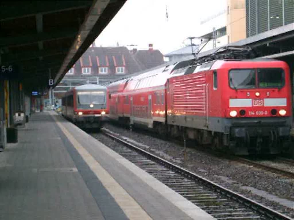 RE33045 von Stralsund nach Neustrelitz Hbf.bei der Ausfahrt im Stralsunder Bahnhof rechts steht RE38351 von Stralsund nach Elsterwerda.(08.03.09)