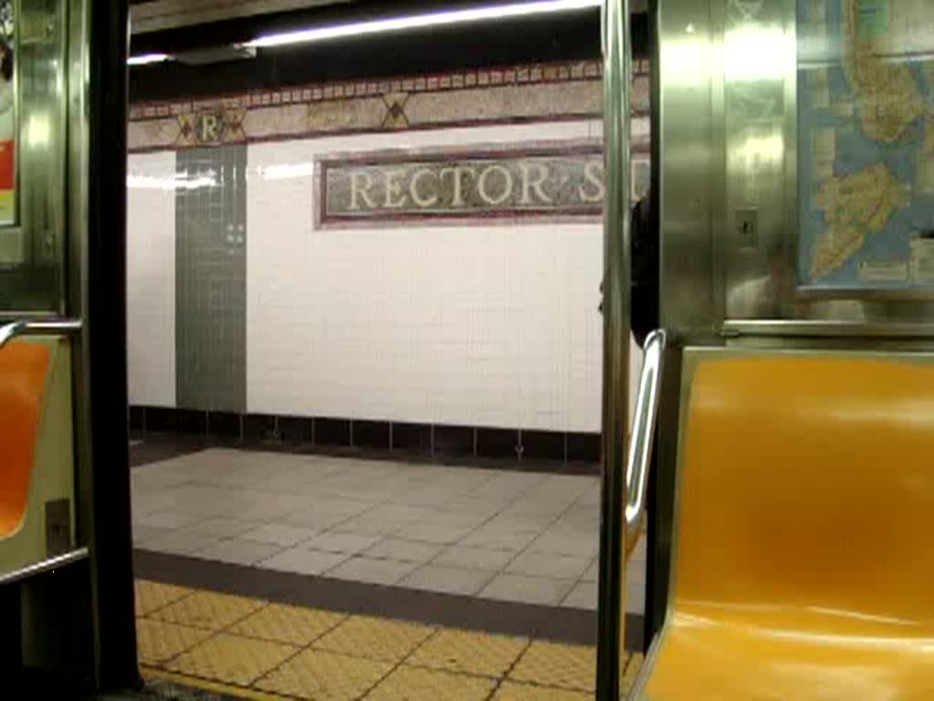 Rector Street am 18.04.08, ich sitze in der Subway Linie 1 nach South Ferry. In South Ferry knnen nur die ersten 5 Wagen halten, deswegen wird an der vorletzten Haltestelle extra gewartet fr Fahrgste die noch Umsteigen mssen. 