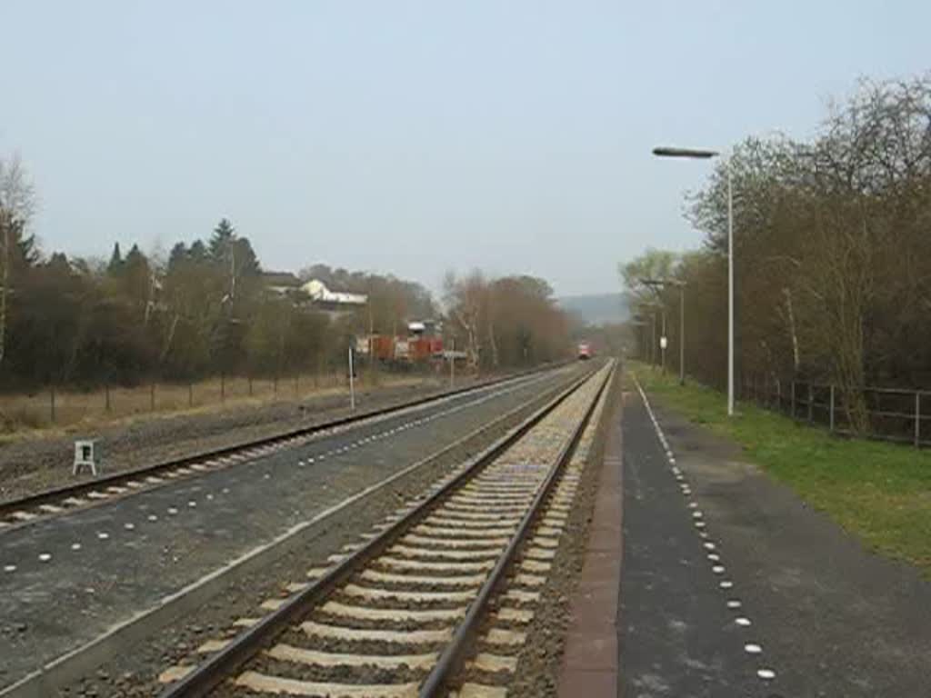 Regiobahn durchfhrt am 05.04.09 den kleinen Haltepunkt Solms in Hessen, ich glaube Richtung Limburg, super find ich die einfachen Bahnsteige ohne Schnick-Schnack
