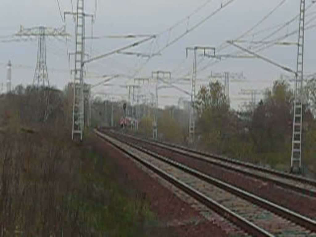 Regionalexpress, geschoben von einer BR 112, bei Wuhlheide. 9.4.2007