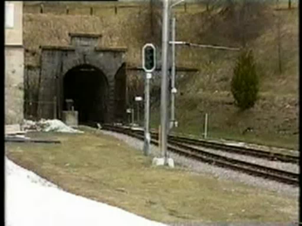 Rhtische Bahn 2000 - Eine weitere Scheinanfahrt auf unserer Eisenbahn-Romantik Sonderfahrt im Mai 2000 fand am Sdportal des Albula-Tunnels statt. Wir befinden uns im Bahnhof von Spinas. 
