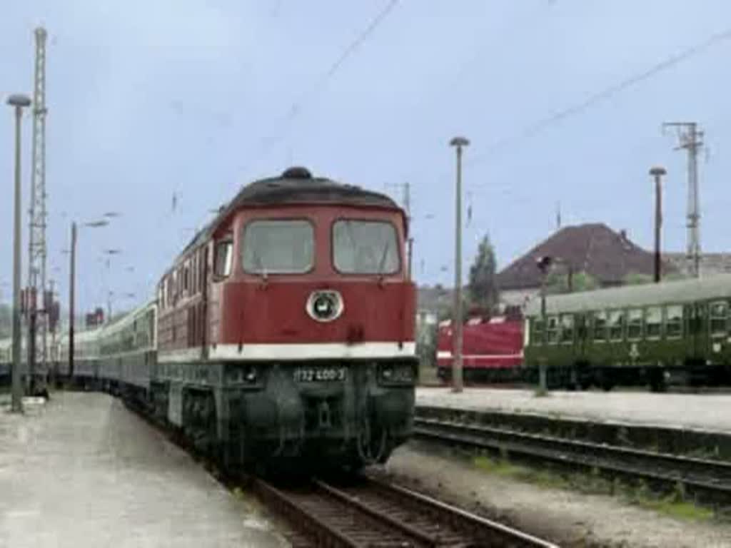 Rostock Hbf 1990.
Einfahrt einer alten S-Bahn mit 243 235 und dem Schnellzug Rostock-Hamburg-Altona mit 132 400.