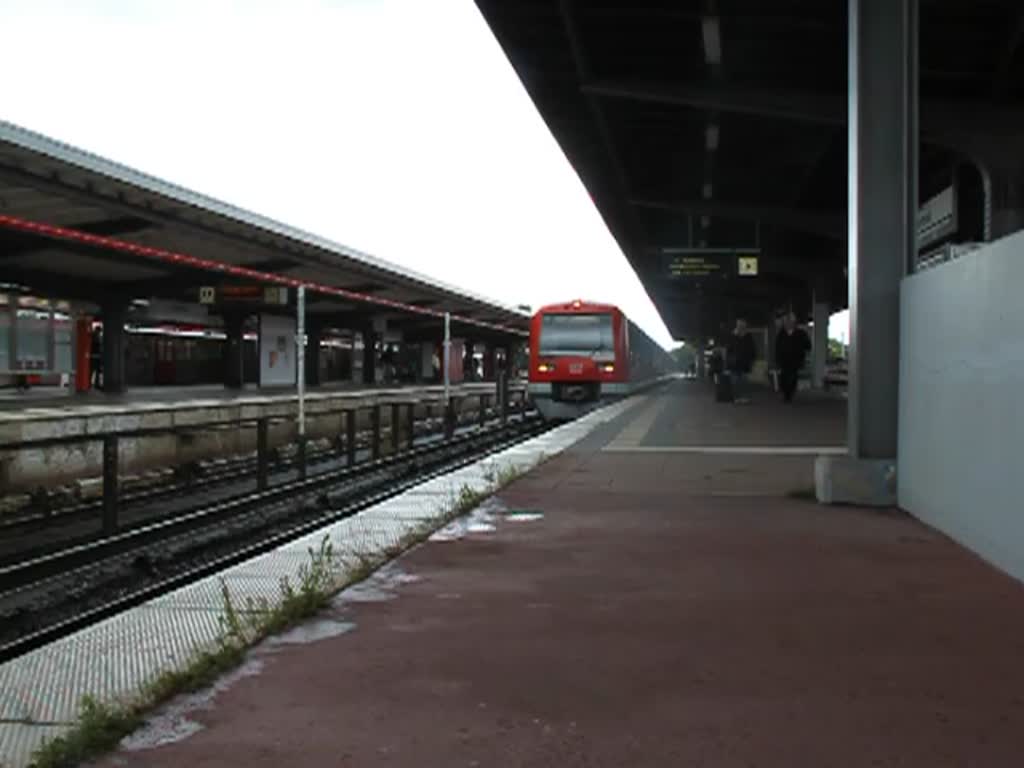 S1 von Hamburg-Poppenbttel nach Hamburg-Blankenese bei der Ausfahrt in Hamburg-Barmbek.(23.07.2011)