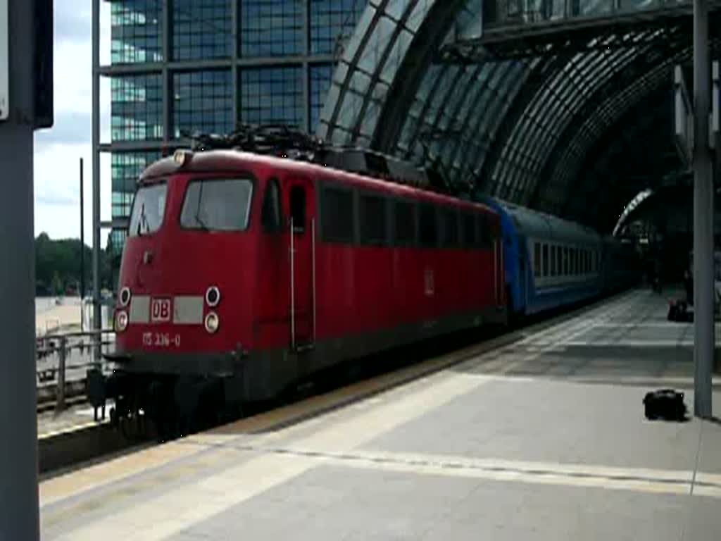 Schon hat D 1249 7 Minuten Versptung. 115 336-0 zieht den russischen Zug aus dem Berliner Hbf, um wenige Meter weiter vor einem roten Signal zu stoppen. Andy Hensel ist ziemlich beschftigt - die anderen Teilnehmer aber auch. (11.07.2009)