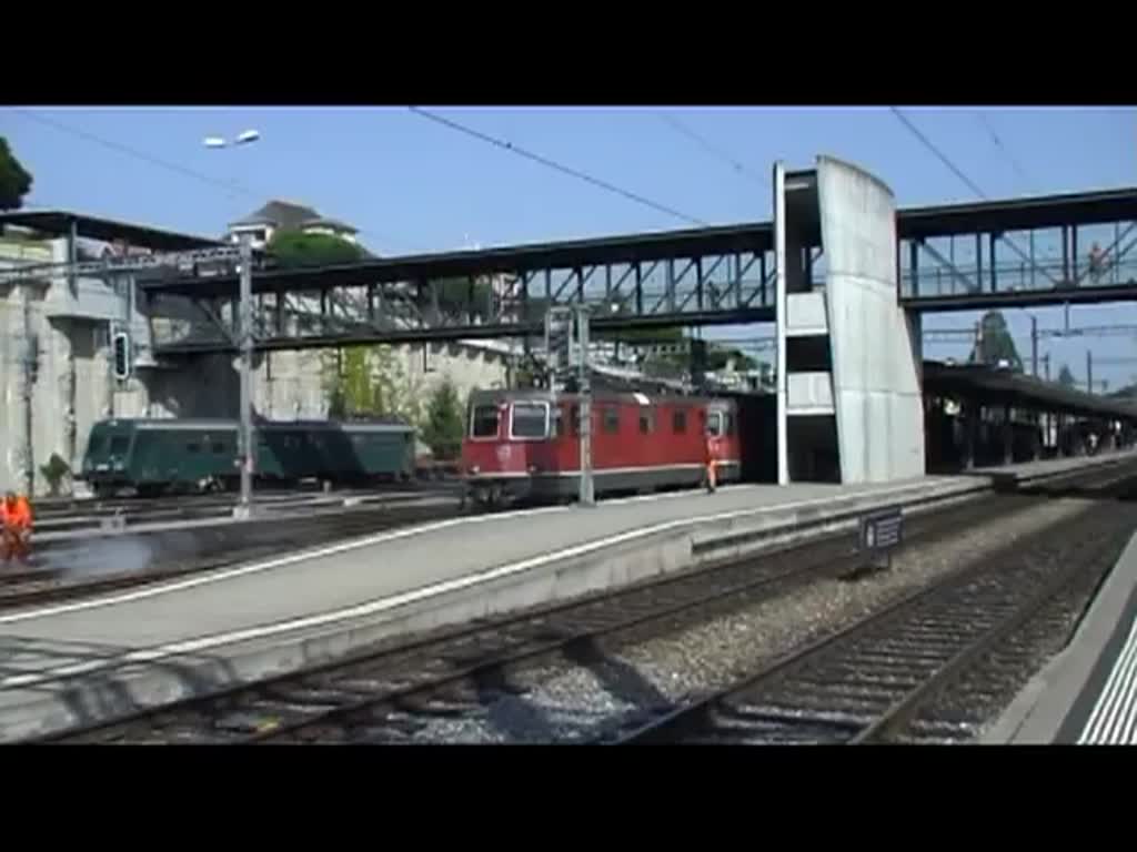 Schweiz 2012 - Eine Doppeltraktion aus Re 4/4 und Re 6/6 durcheilt am 23.6.2012 mit einem Gterzug den Bahnhof von Spiez.