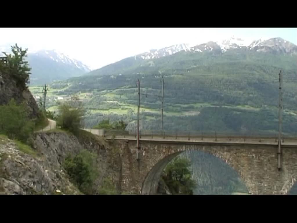 Schweiz 2012 - Zwei  Ltschberger  berqueren am 5.6.2012 den Luogelkin-Viadukt auf der Ltschberg-Sdrampe.