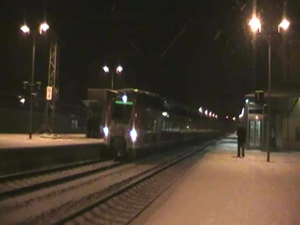 Seit den Fahrplanwelschel am 13.12.2010 Verkehren Tiebzge der BR 425 als RE zwischen Hannover und Wolfsburg.Videoaufnahme von 15.12.10.