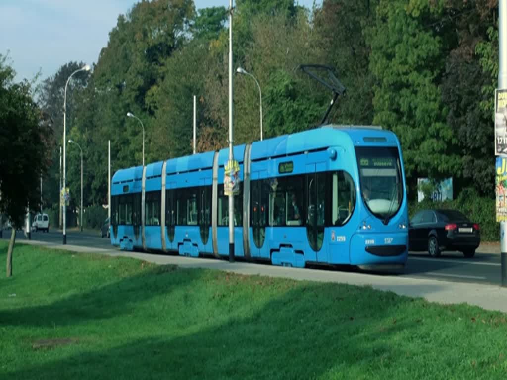 Straßenbahn des Typs Crotram TMK 2200 am 13. Oktober 2017 in Zagreb.