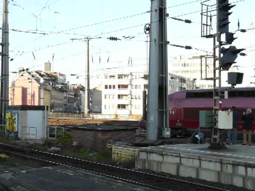 Thalys Triebzug 4322 verlsst in gemchlichem Tempo den Bahnhof von Kln in Richtung Aachen am 08.11.2008
