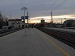 1x16-werbeloks Auf dem Weg nach Prag f�hrt die tschechische EM-Lok mit dem EC 72 'Franz Schubert' durch den Bahnhof G�nserndorf (8.3.2009).