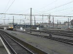 am-80-break W�hrend vorne im Bild ein Triebzug der BR 80 (419) den Bahnhof Gent Sint Pieters in Richtung Br�ssel verl�sst, f�hrt oben im Bild eine Doppeltraktion aus dem Bahnhof in Richtung Antwerpen. 27.02.09 