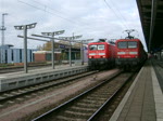114 034-2 mit RE33107 von Rostock Hbf.Richtung Lutherstadt Wittenberg bei der Ausfahrt im Rostocker Hbf.rechts steht 114 035-9 mit RE38590 von Berlin Hbf(tief)nach Warnemnde.(31.10.09)