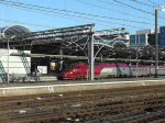 Whrend eine doppeltraction von Thalystriebzgen PBA & PBKA aus dem Bahnhof von Brssel-Midi langsam ausfhrt, kommt ein dritter Thalys PBKA im Bahnhof an.