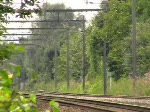 SNCB-Lok 5532 mit schwerem Güterzug arbeitet sich die Steigung vom Maastal hoch und kreuzt eine Class 66 von DLC die aus Richtung Montzen kommt. Aufgenommen am 20/08/2008 bei Warsage.