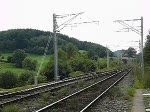 Noch kann man, auch wenn sich die Elektrifizierung unbersehbar ankndigt, auf der Montzenlinie das typische Heulen der dieselelektrischen Loks der belgischen Reihe 55 hren. Hier schleppt die SNCB-Lok 5537 einen Gterzug in Gemmenich-Boetzelaar (am Brechpunkt auf dieser Seite) Richtung Osten.
Der Zug berfhrt am Schlu die Unterhaltungsgrenze zwischen DB und SNCB, welche ungefhr ein Kilometer westlich der Staatsgrenze liegt, die durch den Gemmenicher Tunnel verluft.

15.08.2008 Gemmenich-Boetzelaar 