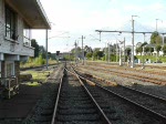 Bei Rangierarbeiten im Bahnhof von Gouvy, wird die abgebgelte 1504 am spten Nachmittag des 14.09.08 mit ihrem Zug mit I 11 Wagen von Lok 1503 auf ein Abstellgleis geschoben. Aufgenommen wurde der Film vom Fussgngerberweg zu den Bahnsteigen.  