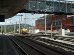 Diesellok 1817 zieht einen langen Gterzug durch den Bahnhof Belval Universit und begegnet einer Doppeltraktion Srie 13 der SNCB mit einen langen Containerzug am Haken.