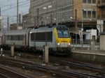 Am 12.11.2011 zieht Lok 1355 den ICa aus dem Bahnhof Brssel Midi in Richtung Oostende. 
