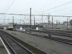 Whrend vorne im Bild ein Triebzug der BR 80 (419) den Bahnhof Gent Sint Pieters in Richtung Brssel verlsst, fhrt oben im Bild eine Doppeltraktion aus dem Bahnhof in Richtung Antwerpen.