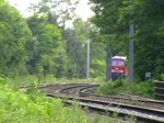 241 802-8 überbringt einen Güterzug von Montzen nach Aachen-West. Dieses Video entstand am 19/07/2008 im Wald bei Moresnet-Chapelle. Man erkennt hier, dass die Masten für die Elektrifizierung schon stehen. Heute gehören die Ludmillas auf der Montzenroute zur Geschichte. Unmittelbar nach dem Fahrplanwechsel vom 14/12/08 wurden sie von dieser Strecke abgezogen.  
